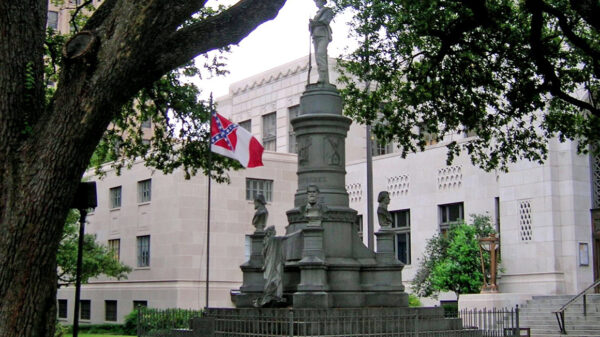 2009 phot of Confederate monument outside Caddo Parish Courthouse with Confederate Flag