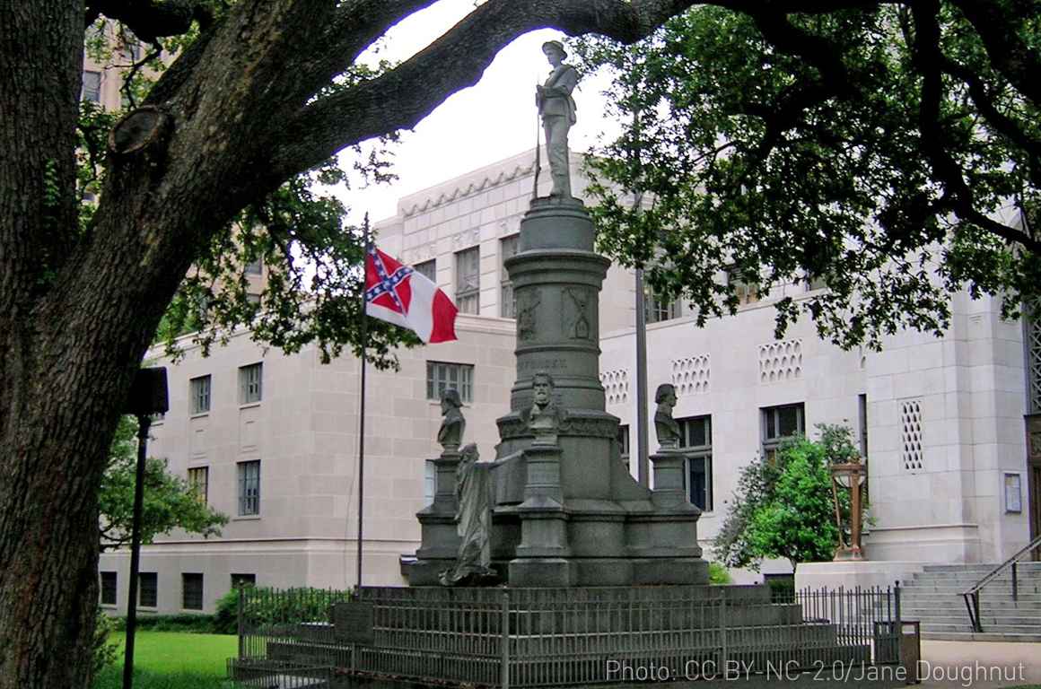 2009 phot of Confederate monument outside Caddo Parish Courthouse with Confederate Flag